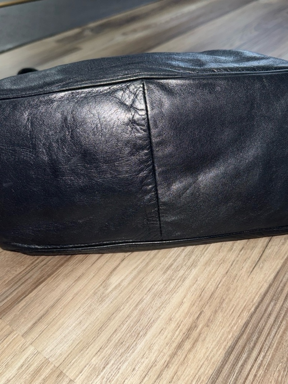 Loewe
Navy Leather Shoulder Bag with Gold Hardware - Picture 4 of 8